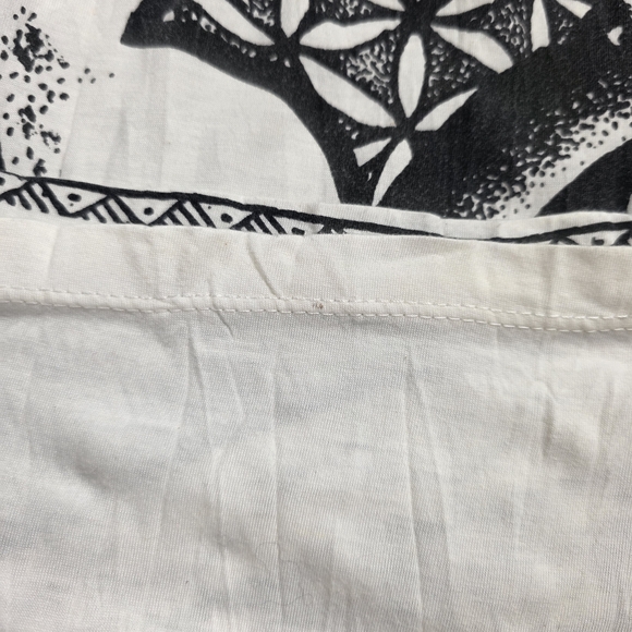 Urban White Graphic Women's Tunic - Picture 9 of 10